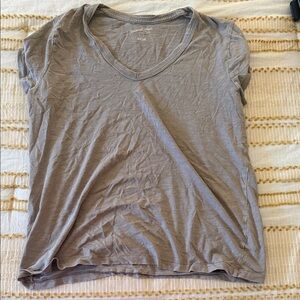 Universal Thread Women's Short Sleeve V-Neck Tee in Light Gray